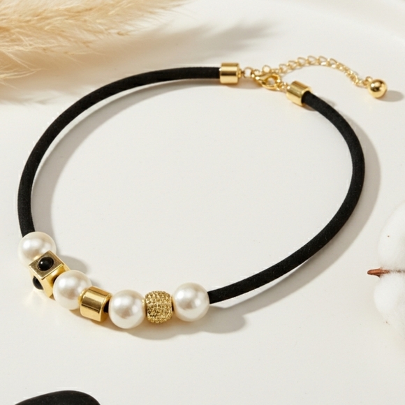 🆕️Modern Chic Pearl And Gold Bead Necklace On Leather Cord + Bonus Earrings - Picture 1 of 10